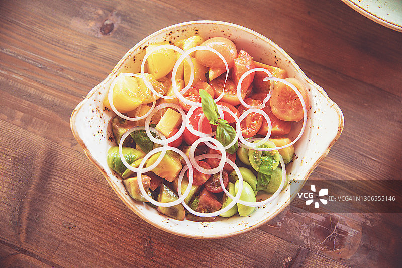 新鲜蔬菜沙拉配橄榄油图片素材