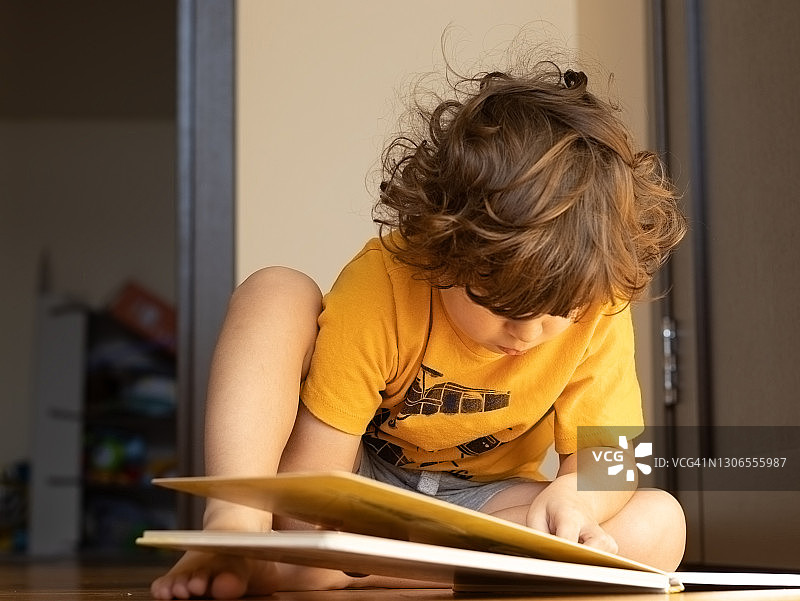 儿童在读书图片素材