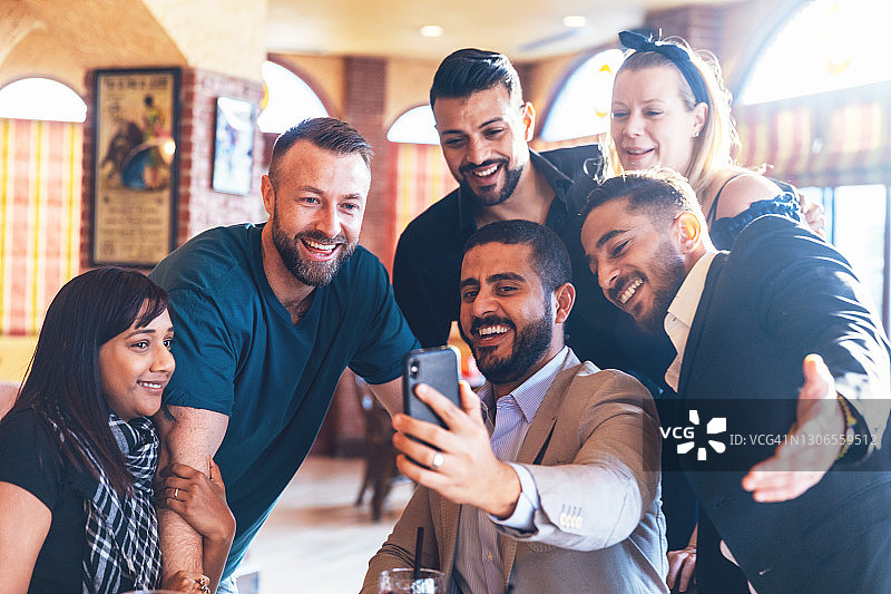 朋友们用智能手机自拍图片素材