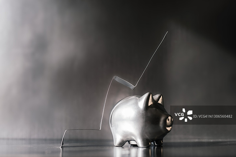 银色股市图表符号和小猪存钱罐图片素材