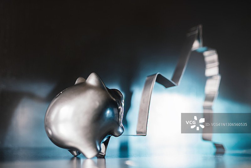 储蓄罐攀升新高图片素材