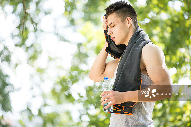 年轻人锻炼——慢跑图片素材