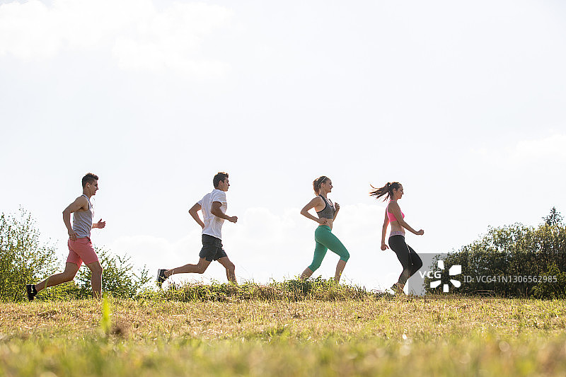 年轻人锻炼——慢跑图片素材