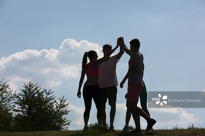 年轻人锻炼——慢跑图片素材