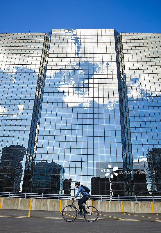 城市自行车通勤者图片素材