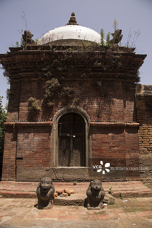 尼泊尔加德满都杜巴广场上的白色圆顶小寺庙图片素材