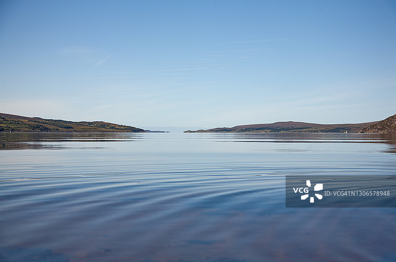 苏格兰布鲁姆湖上的晴朗天空图片素材