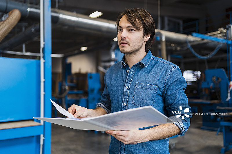 在工业区工作的年轻检查员图片素材