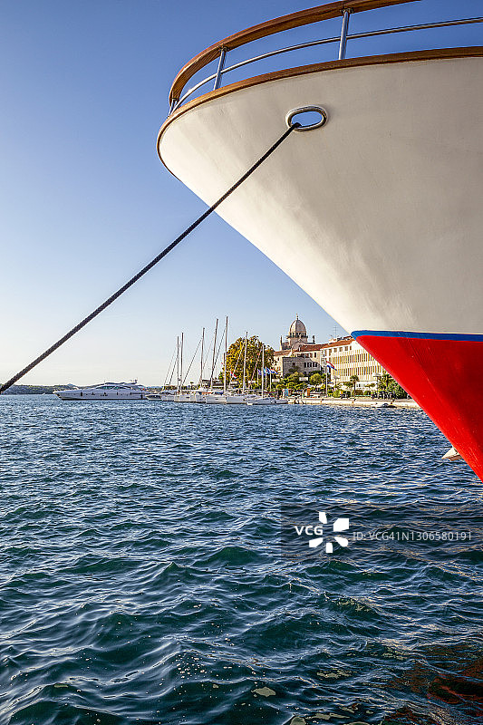 克罗地亚希贝尼克：停泊的船只与圣雅各主教座堂图片素材