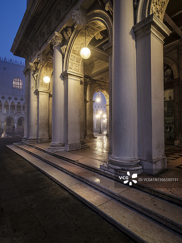 意大利威尼斯夜间照明的主广场图片素材