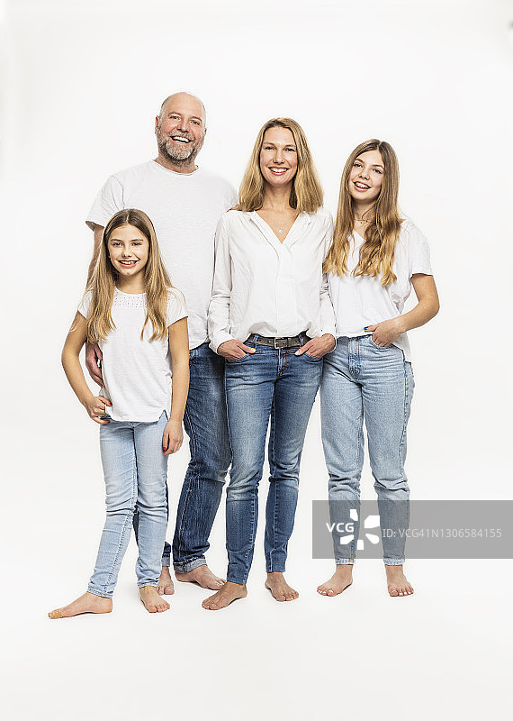 微笑的父母和女儿们，白色背景图片素材