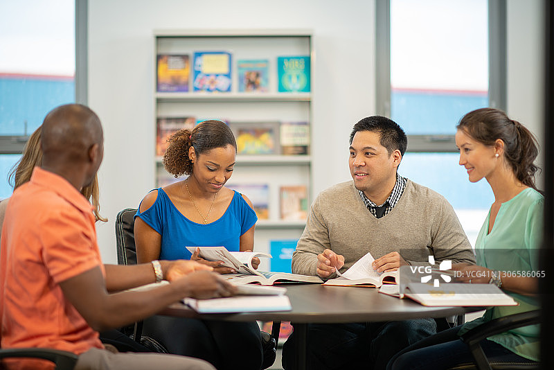 多民族成年学生图片素材