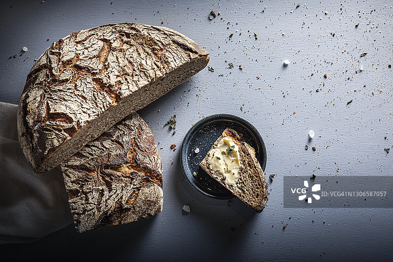 桌子上的黑麦面包片图片素材