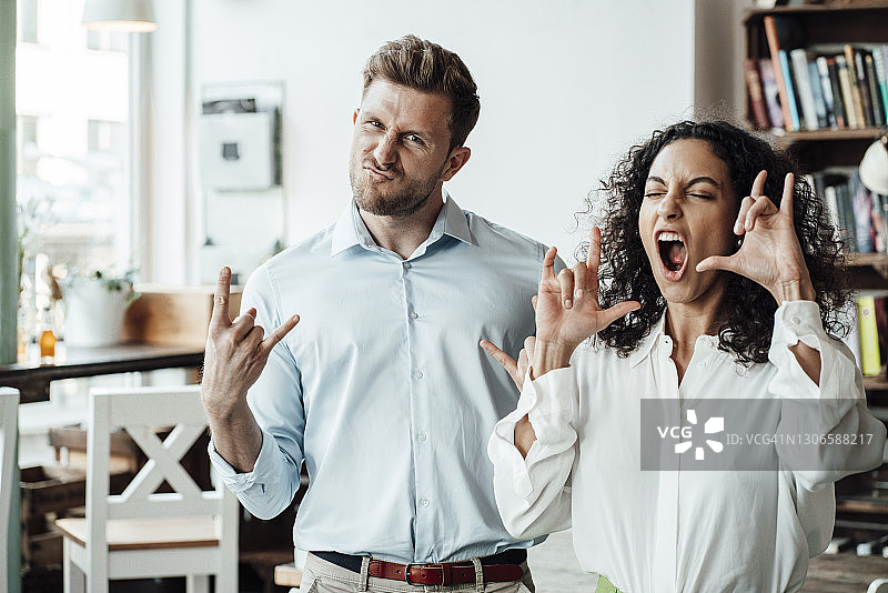 在咖啡馆用手势交流的商人们图片素材