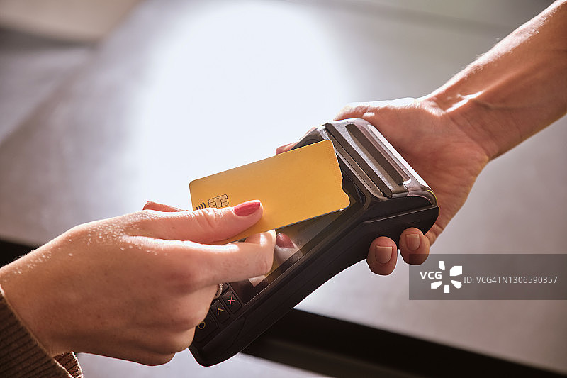 女人在餐厅进行非接触式支付图片素材