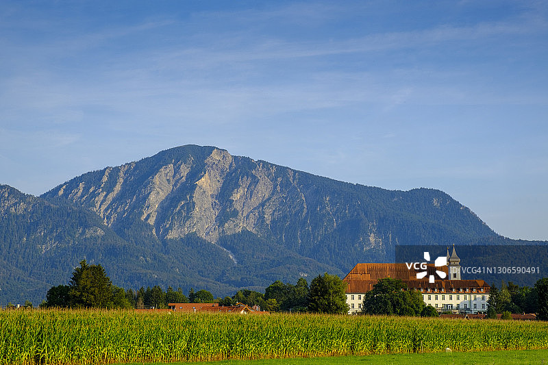 德国巴伐利亚州施莱赫多夫修道院前的田野，远山为背景图片素材