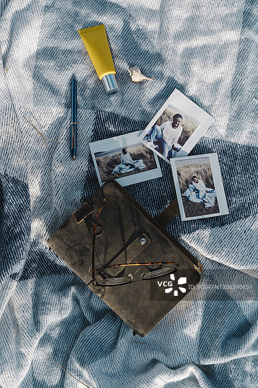 带有男人照片和毯子上奶油的日记本图片素材