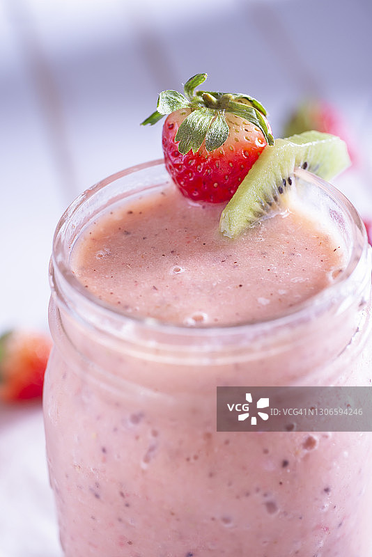 草莓猕猴桃冰沙图片素材