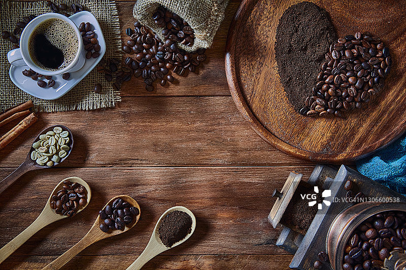 不同咖啡豆和研磨咖啡的木桌顶视图图片素材