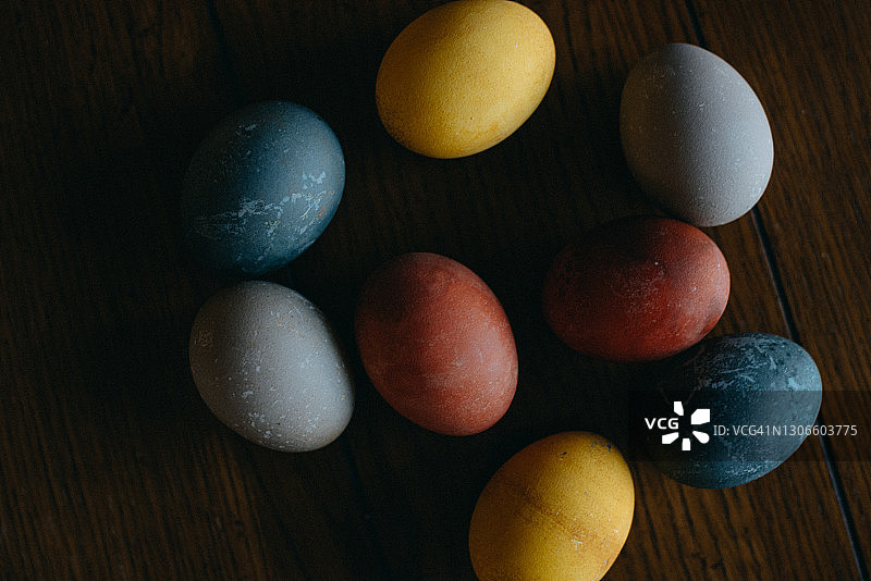 木质表面上的天然染色复活节彩蛋图片素材