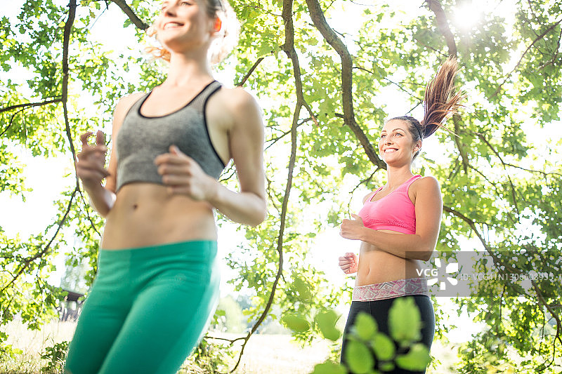 年轻女人锻炼：慢跑图片素材