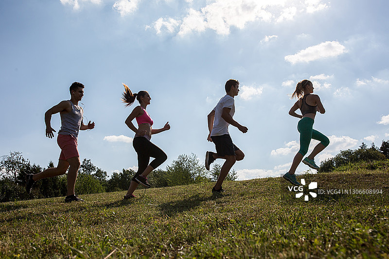 年轻人锻炼——慢跑图片素材