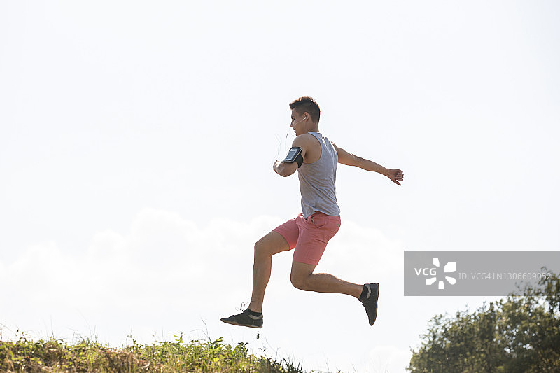 年轻人锻炼——慢跑图片素材