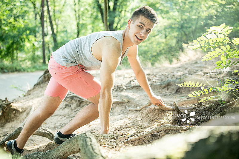 年轻人跑上山图片素材
