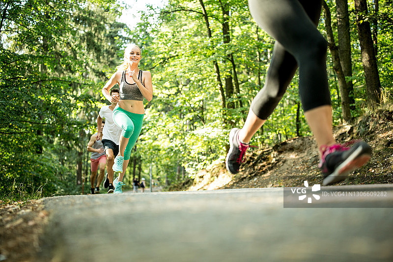 年轻人锻炼图片素材