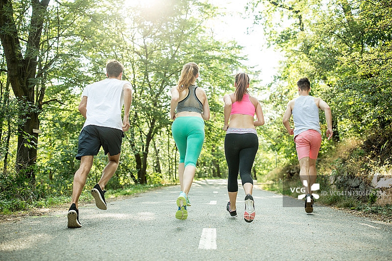 年轻人锻炼图片素材