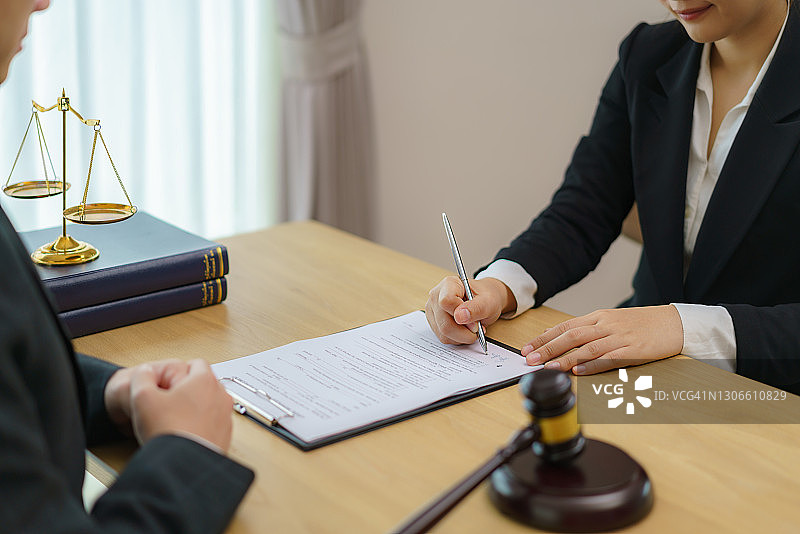 客户服务良好合作，商人与男律师或法官之间的咨询，与客户进行团队会议，法律和法律服务概念图片素材