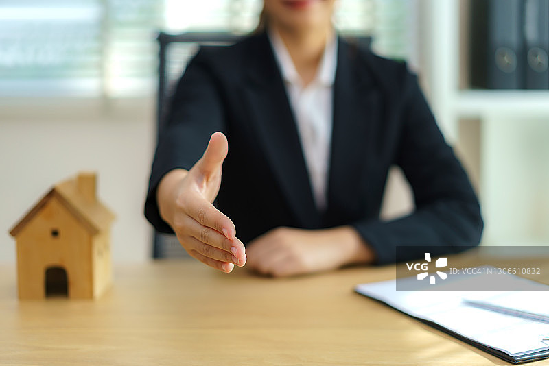 房地产经纪人与客户签约：房屋贷款与保险图片素材