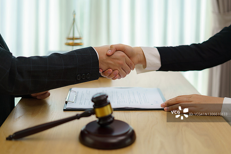 男律师与女商人客户的良好咨询服务合作，达成协议后握手，法律概念图片素材