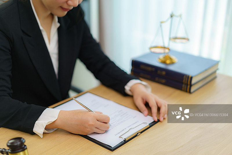 女律师在办公室签署文件图片素材