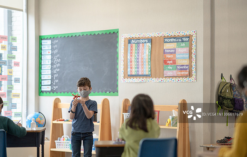 戴着口罩的男学生摄影照片图片素材