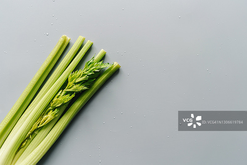 灰色背景上的芹菜茎图片素材