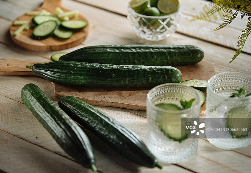 完整绿色黄瓜和两杯黄瓜苏打水图片素材