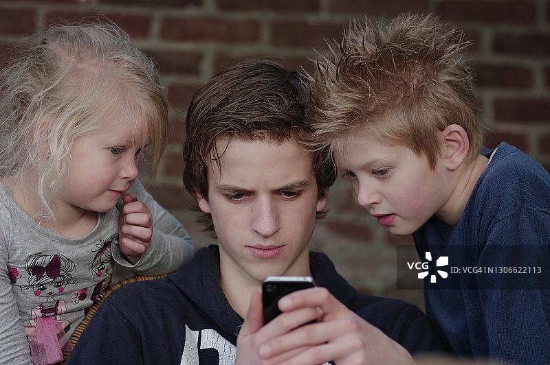 用智能手机玩电子游戏图片素材