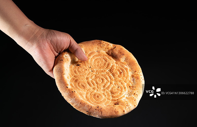 黑色背景中的新疆馕图片素材