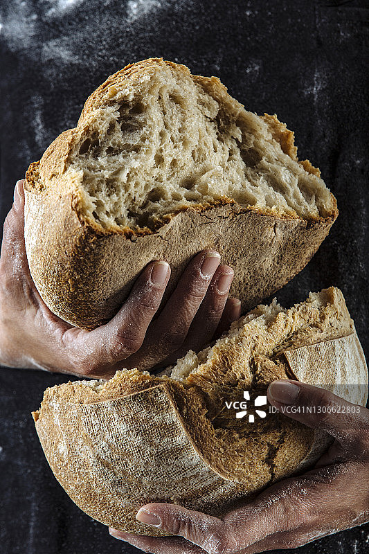 女人用手掰开面包图片素材