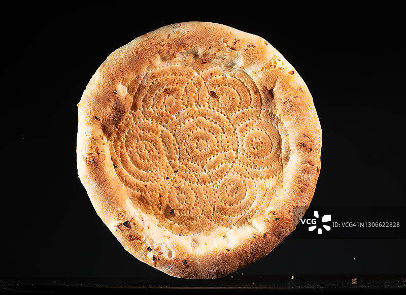 黑色背景中的新疆馕图片素材