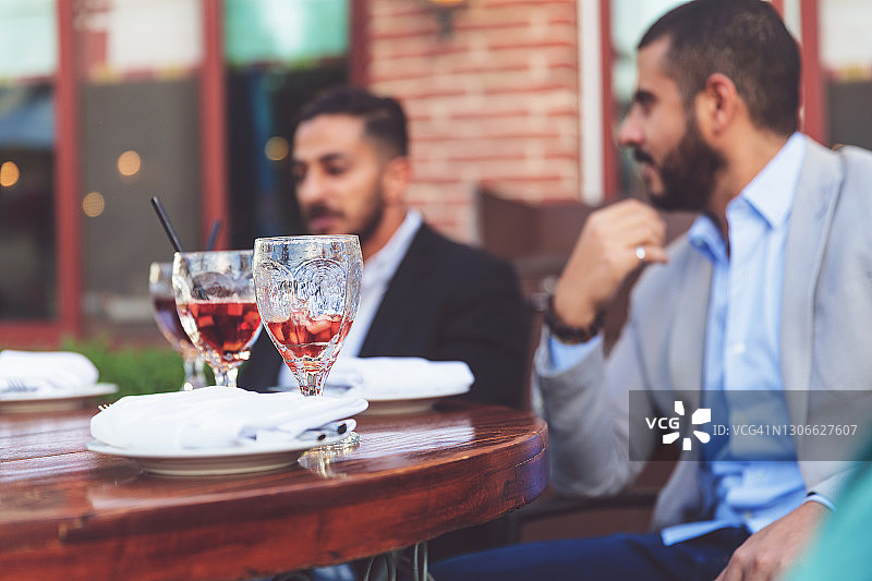 朋友们在西班牙餐厅享用周末饮品图片素材