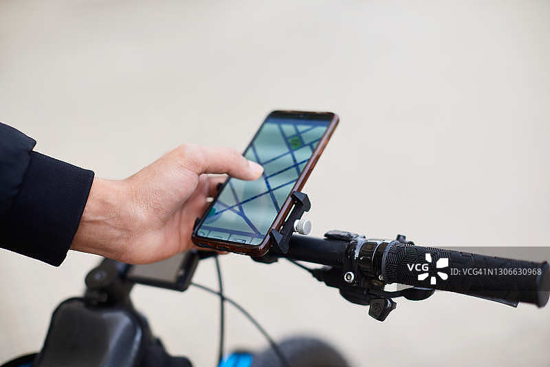 带有导航应用程序的手机特写图片素材