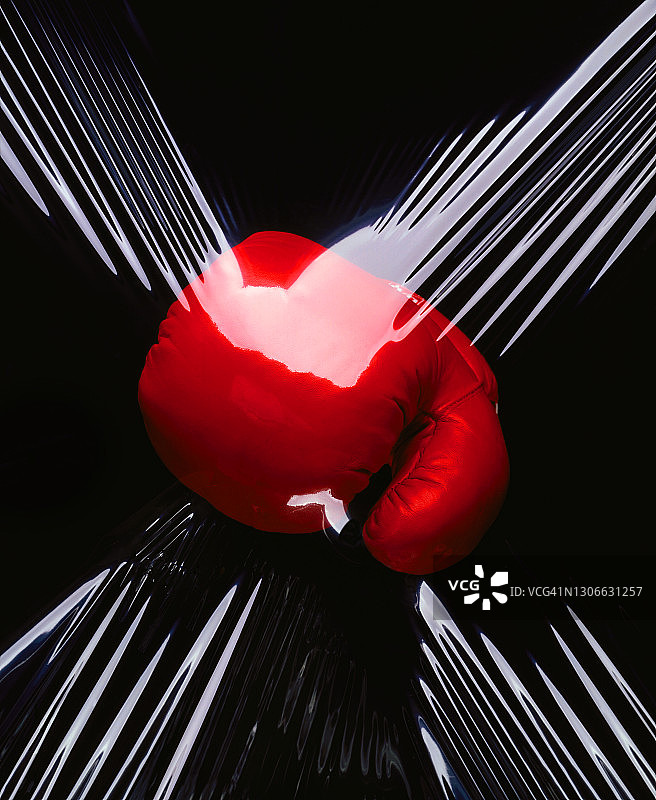 红色拳击手套击打透明塑料图片素材