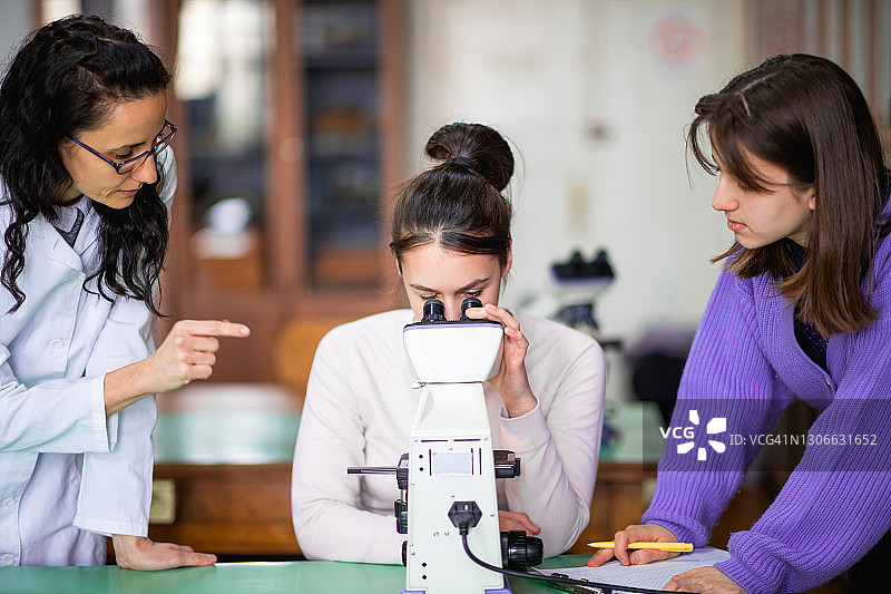 高中实验室的生物课图片素材