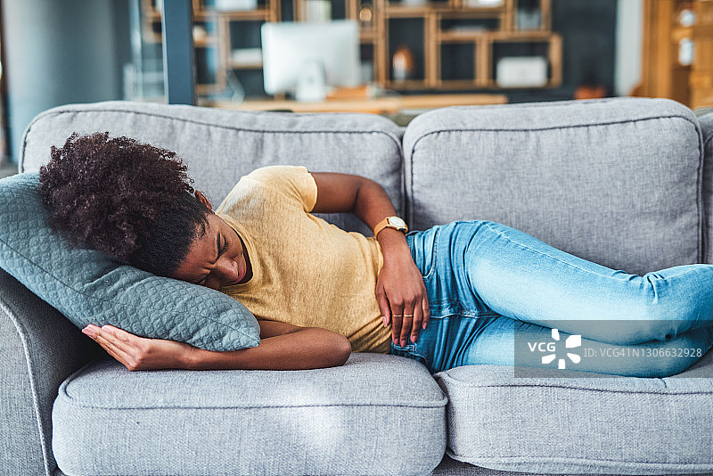 腹痛可能在告诉你什么图片素材