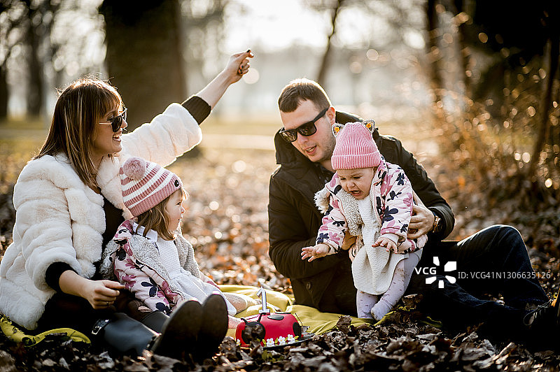 一家人在户外庆祝生日图片素材