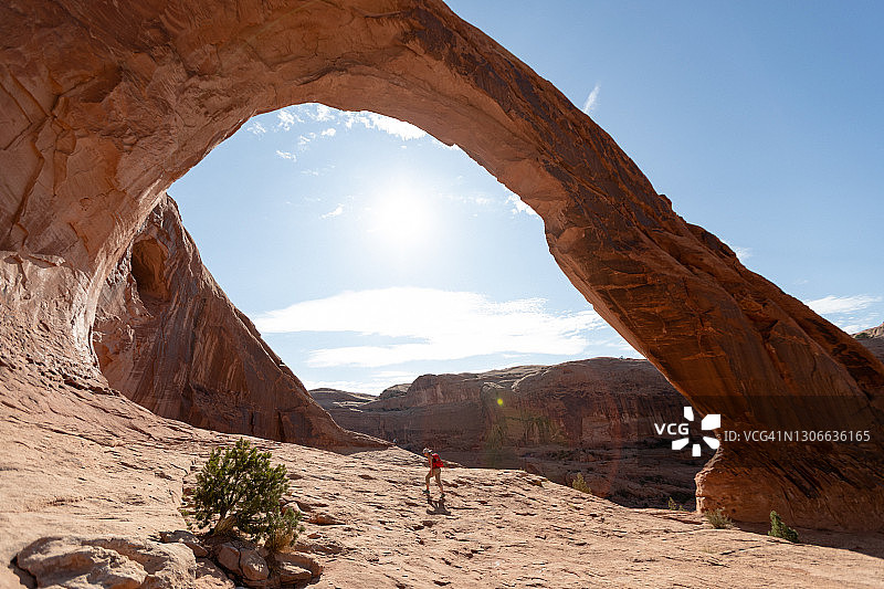 美国西南部沙漠探险：女子在峡谷地国家公园附近徒步旅行图片素材