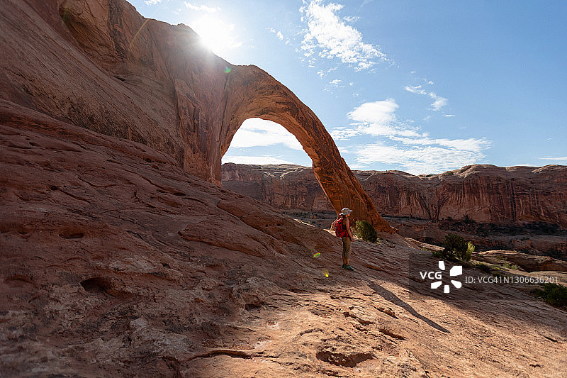 美国西南部沙漠探险：女子在峡谷地国家公园附近徒步旅行图片素材
