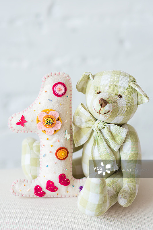 白色背景上的花束和数字1照片图片素材